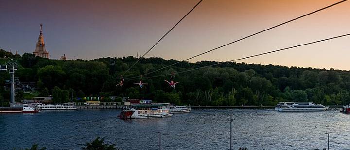 Спуск на зиплайне (zipline) над Москва-рекой
