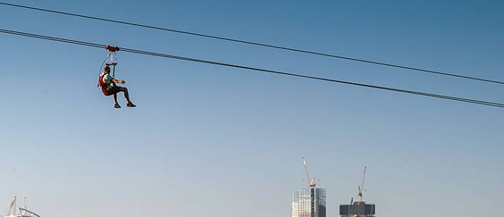 Спуск на зиплайне (zipline) над Москва-рекой