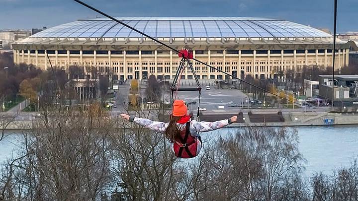 Стремительный спуск zipline над Москва-рекой