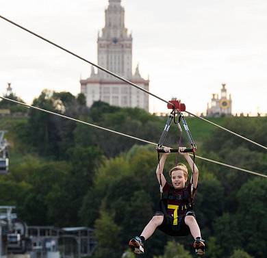 Спуск на зиплайне (zipline) над Москва-рекой