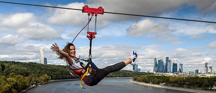 Спуск на зиплайне (zipline) над Москва-рекой