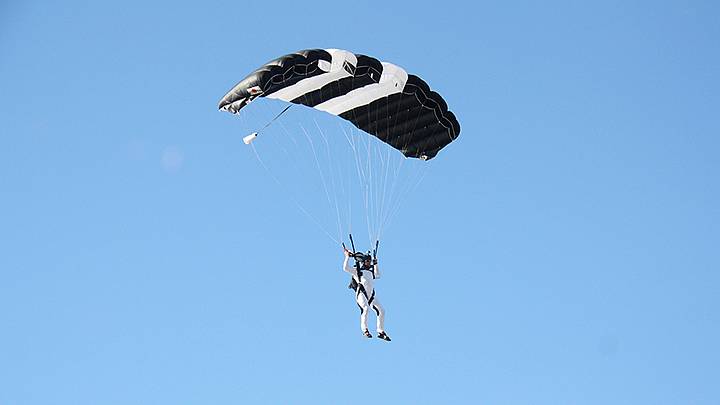 Самостоятельный прыжок с парашютом